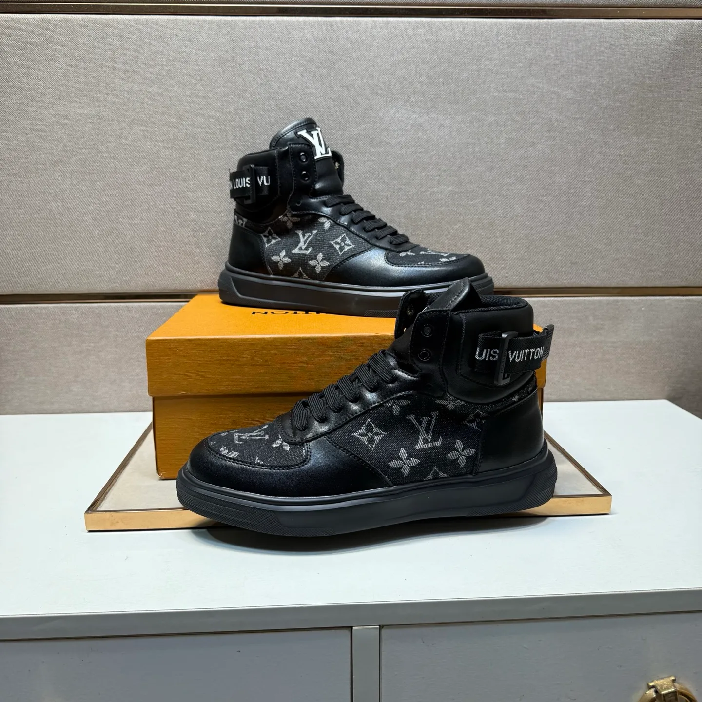⬛️Men's shoes 💰p420 [LV～] Men's high-top casual shoes 2025z cabinet sales simultaneously 🔶Size: 38-44 #️⃣ 🔷2 colors🔜The upper is made of multi-material splicing➕Mesh lining, comfortable and breathable, sole: original comfortable and wear-resistant outsole, ⚠️real thing📱photographed🎬real thing is better📢📢📢